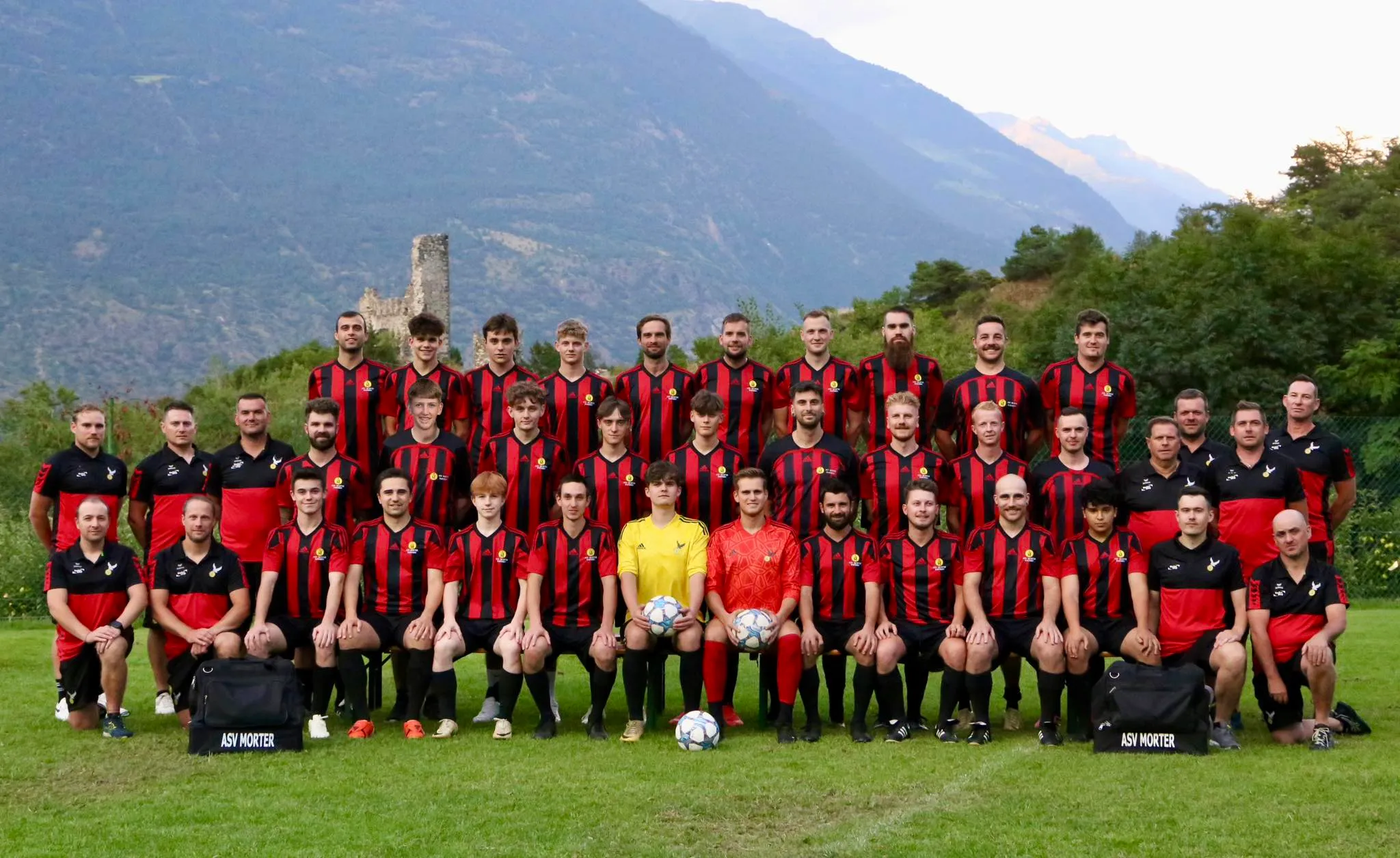 Mannschaften und Betreuer des ASV Morter Raiffeisen beim gemeinsamen Teamfoto auf dem Sportplatz